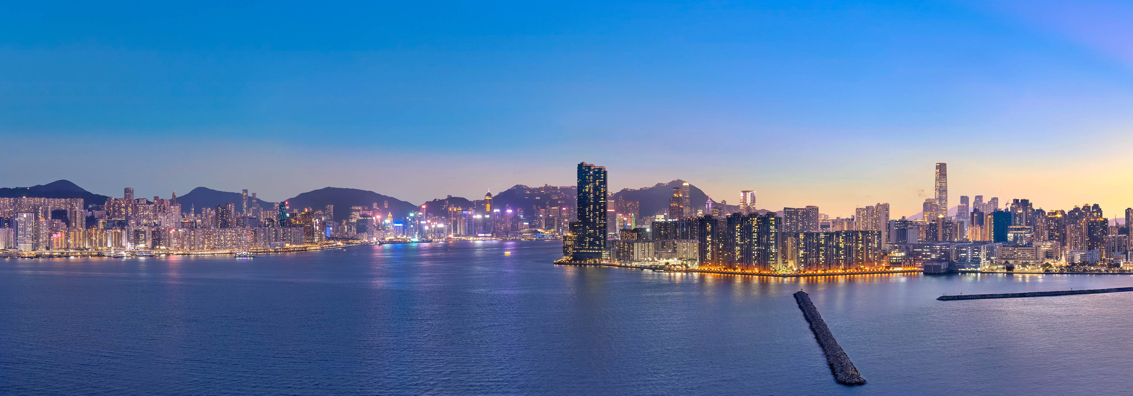 PANORAMIC VIEW OF RENOWNED VICTORIA  HARBOUR1